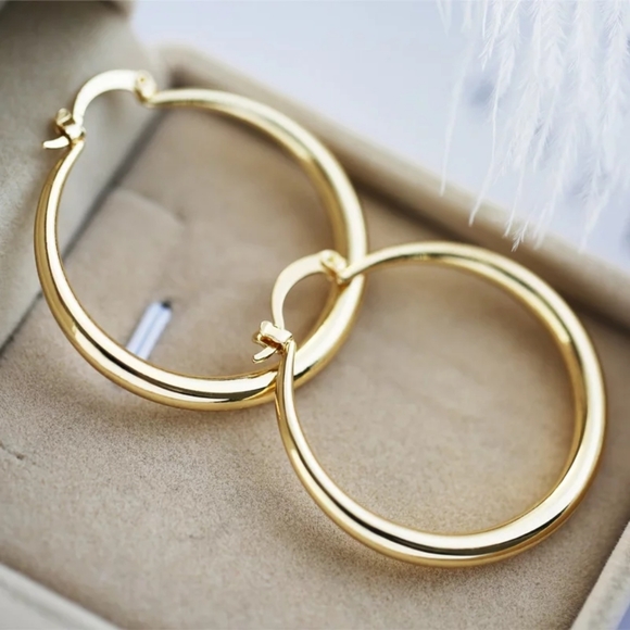 *** 18K Yellow Gold 1.5” Round Hoops Earrings - Picture 3 of 4